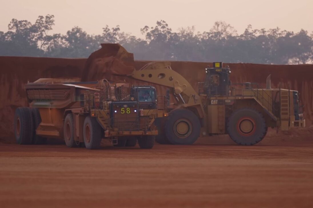 En La Mina Que Opera Como Un Reloj, Rio Tinto Acelera La Bauxita Con Caterpillar 993 Y GPS, Mantenido 6.000 T/h En La Planta Y Llevando Cargas A Barcos En Ciclos Continuos.