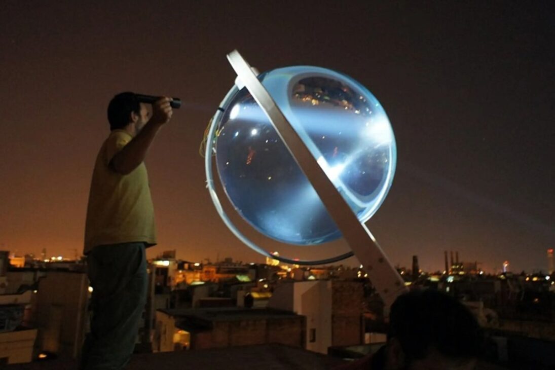 pequeña esfera blanca usa energía solar con lente esférica de Rawlemon para concentrar luz y desafiar paneles solares, con foco de 10.000 veces y hasta 70% en pruebas.