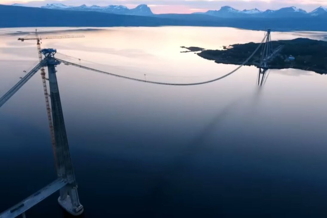 La Puente Colgante Más Larga Del Ártico En Narvik Cruza El Fiordo De Rombak Con Plataforma De 30 Secciones Y Cables De 2.000 Toneladas, En Una Carrera Antes Del Invierno.