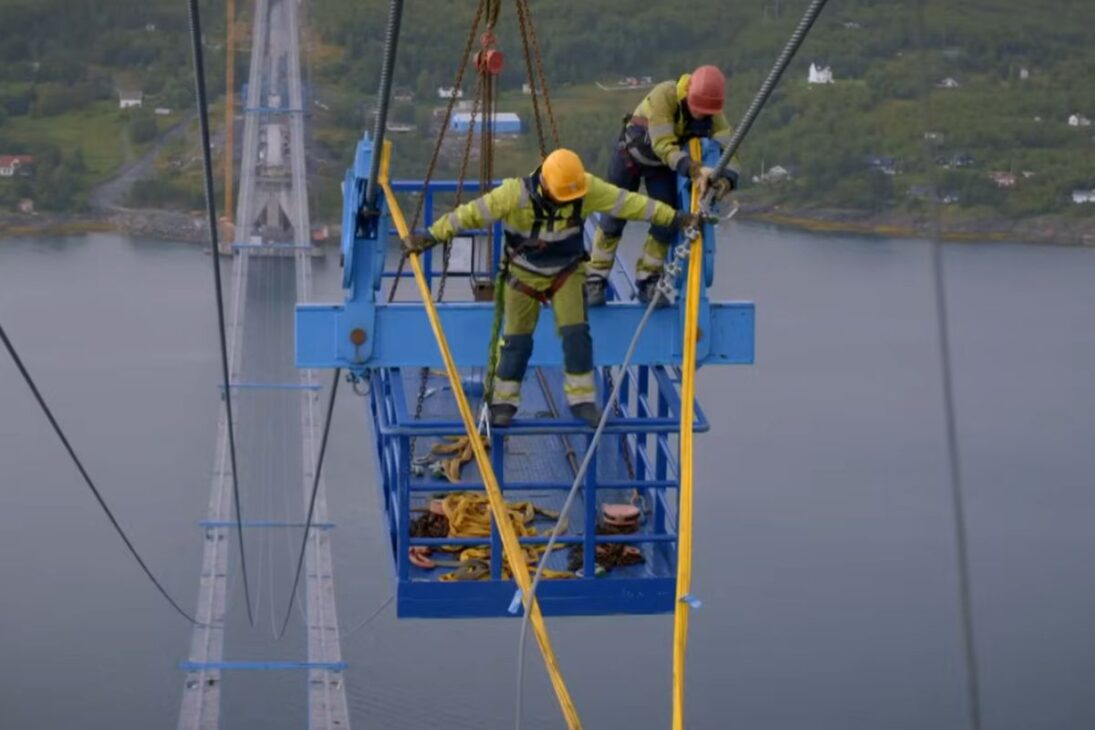 La Puente Colgante Más Larga Del Ártico En Narvik Cruza El Fiordo De Rombak Con Plataforma De 30 Secciones Y Cables De 2.000 Toneladas, En Una Carrera Antes Del Invierno.