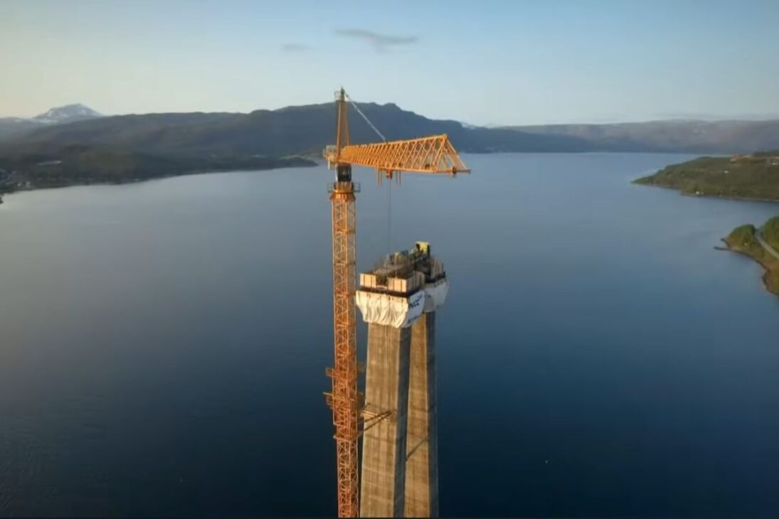 La Puente Colgante Más Larga Del Ártico En Narvik Cruza El Fiordo De Rombak Con Plataforma De 30 Secciones Y Cables De 2.000 Toneladas, En Una Carrera Antes Del Invierno.