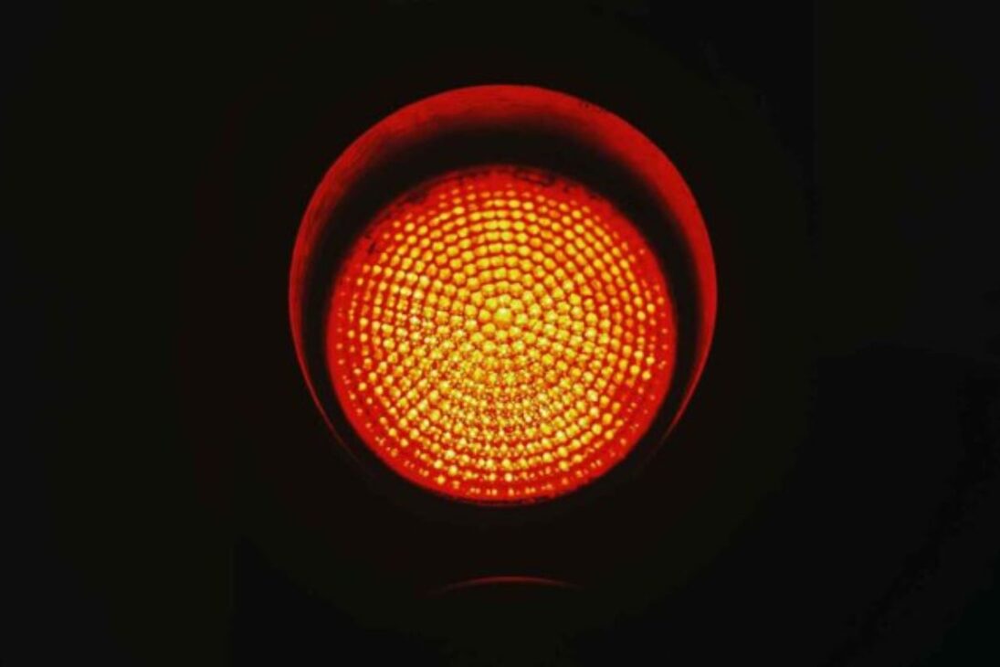 El semáforo rojo en ciudades de los Estados Unidos ganó una variación: señales de peatones usan naranja Portland en cruces, y en la baja visibilidad la diferencia puede desaparecer, generando vacilación y riesgo al interpretar la fase No Cruce.