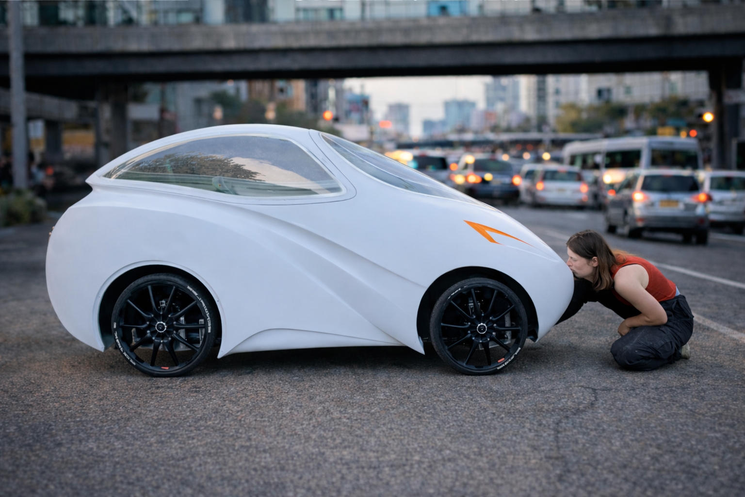 Adeus, congestionamento: Tamara, jovem engenheira de Fórmula 1, surge com mini carro elétrico de 45 kg, que pesa menos que um saco de cimento, faz 80 km com uma única carga, tem 300 litros de porta-malas, promete substituir os veículos urbanos e revolucionar o futuro da mobilidade nas grandes cidades