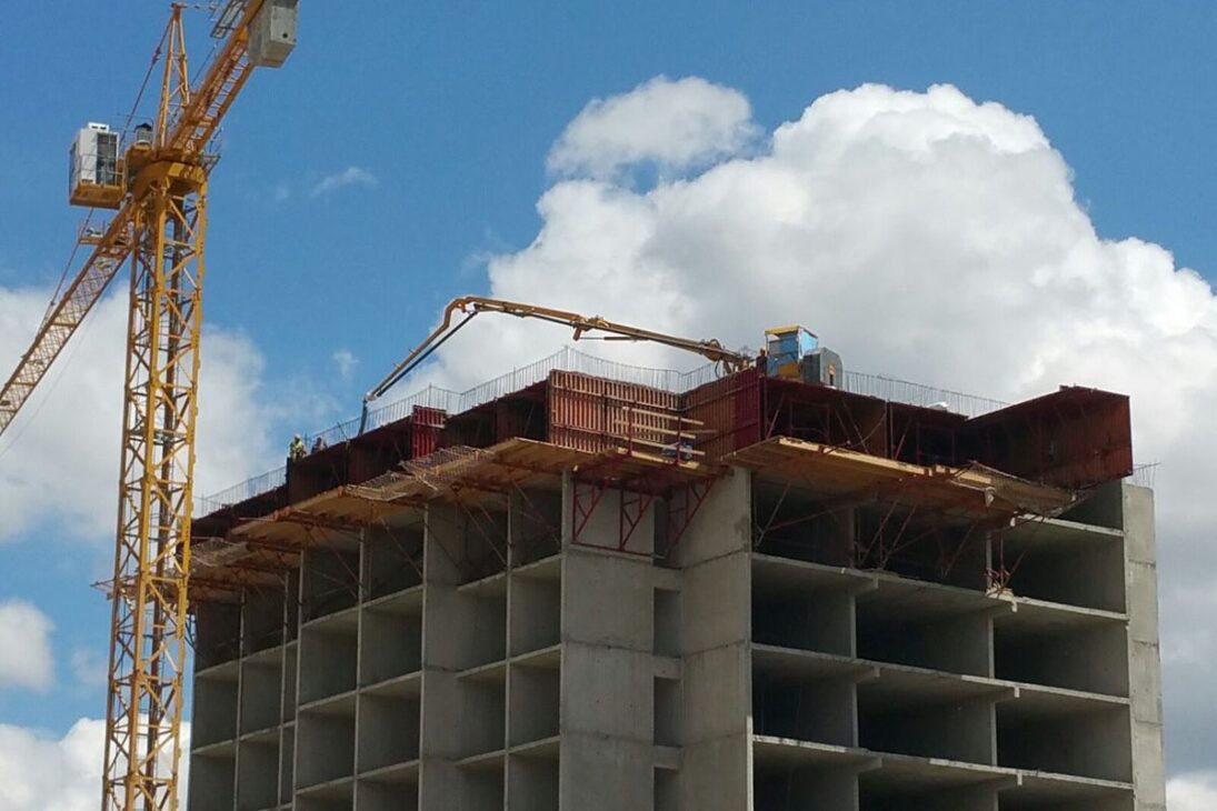 el ladrillo pierde espacio para la forma túnel: ciclo diario acelera el acabado y reorganiza el sitio en la obra residencial con menos retrabajo.