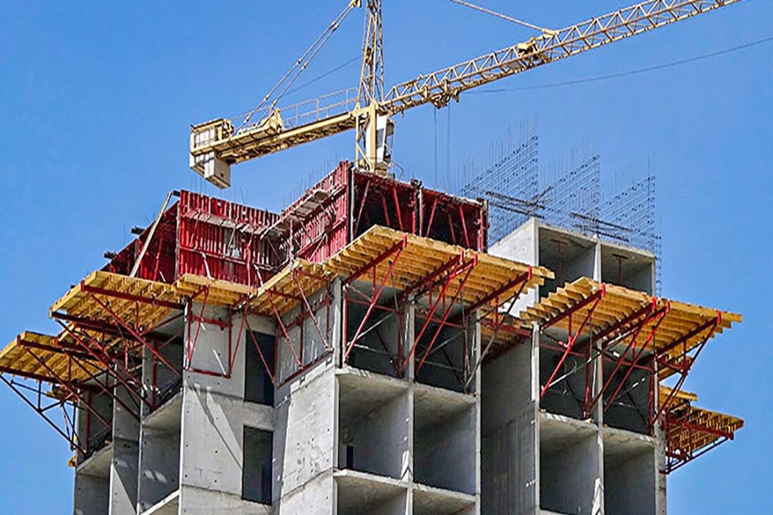 el ladrillo pierde espacio para la forma túnel: ciclo diario acelera el acabado y reorganiza el sitio en la obra residencial con menos retrabajo.