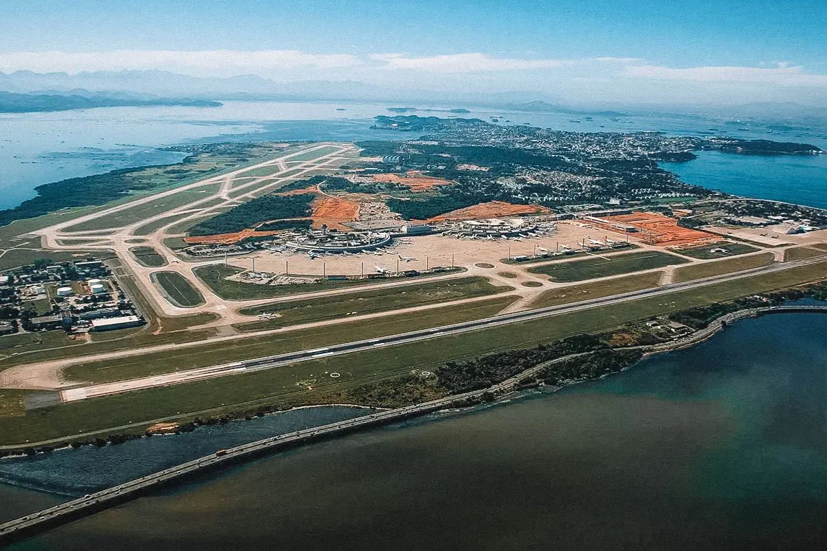 Aeroporto do Galeão vai a leilão na B3 com lance mínimo de R$ 932 milhões, pode encerrar participação da Infraero e transferir 100% da operação, enquanto passageiros e mercado avaliam impacto em rotas, eficiência e receitas no Rio.
