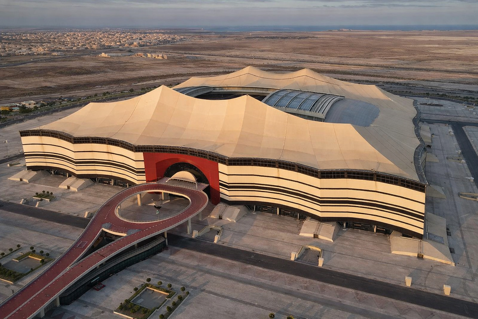 Para levantar um “teto de tenda” em escala industrial no Catar, o Al Bayt Stadium esticou cerca de 190 mil m² de membranas têxteis, criou um teto retrátil acionado por dezenas de motores sincronizados