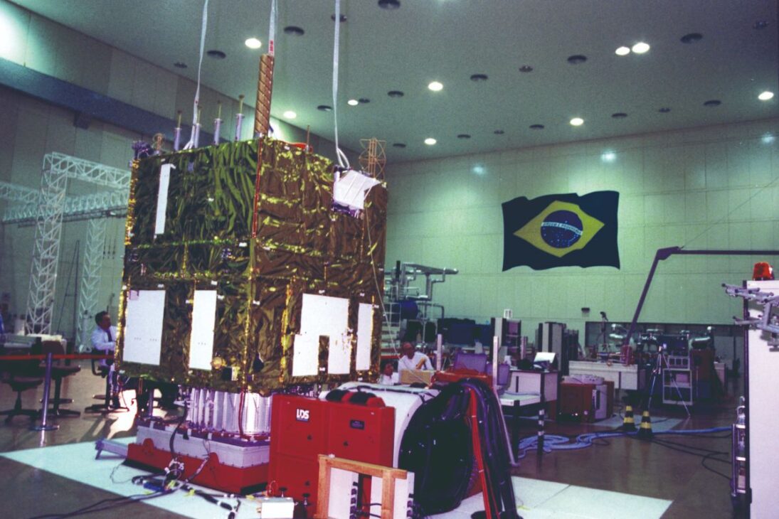 China y Brasil Crearon El Programa CBERS Y Hicieron Del Satélite Una Infraestructura De Datos; Entienda Lo Que Cambió Desde Los Años 1980 Y Por Qué La Cooperación Se Convertía En Disputa Tecnológica.