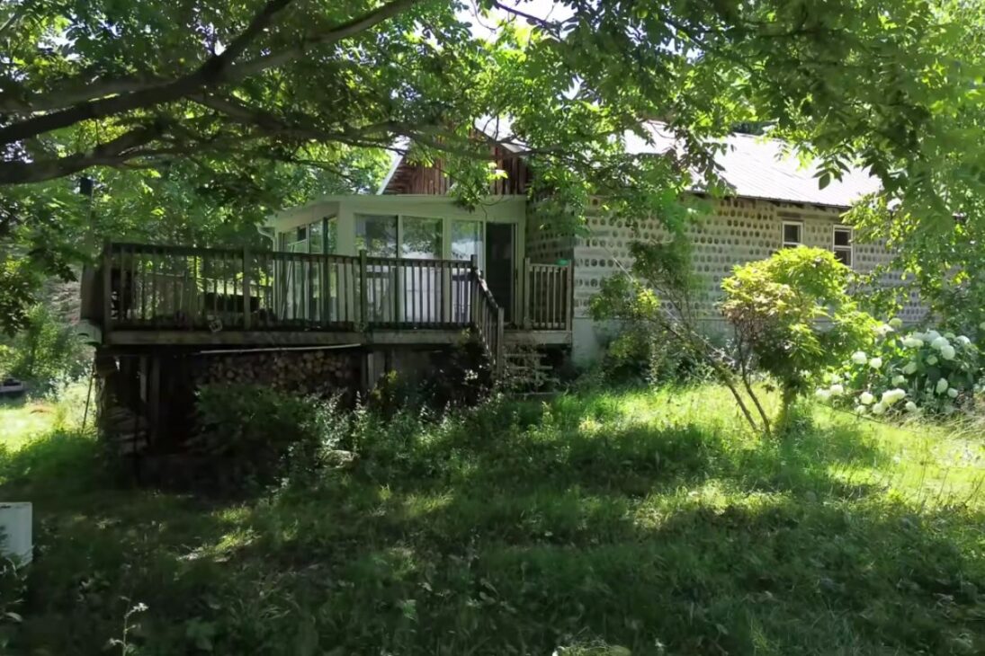 Limpieza de una granja abandonada revela senderos conectados a un lago escondido, huerto productivo y vestigios de munición, reconstituyendo el pasado enigmático de un área usada para entrenamiento y supervivencia