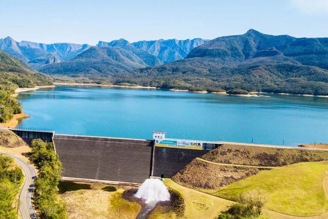 represa en Siderópolis: matrícula clandestina, mata atlántica y esgotamento sanitario exponen riesgo cerca del Río São Bento.