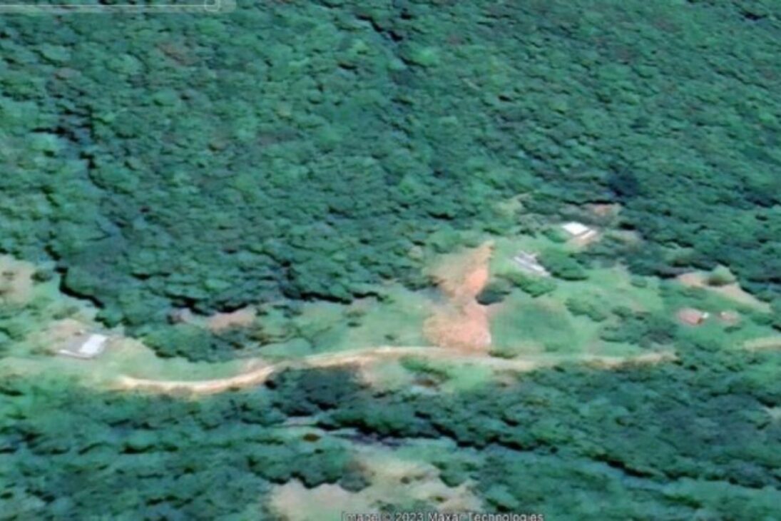 represa en Siderópolis: matrícula clandestina, mata atlántica y esgotamento sanitario exponen riesgo cerca del Río São Bento.