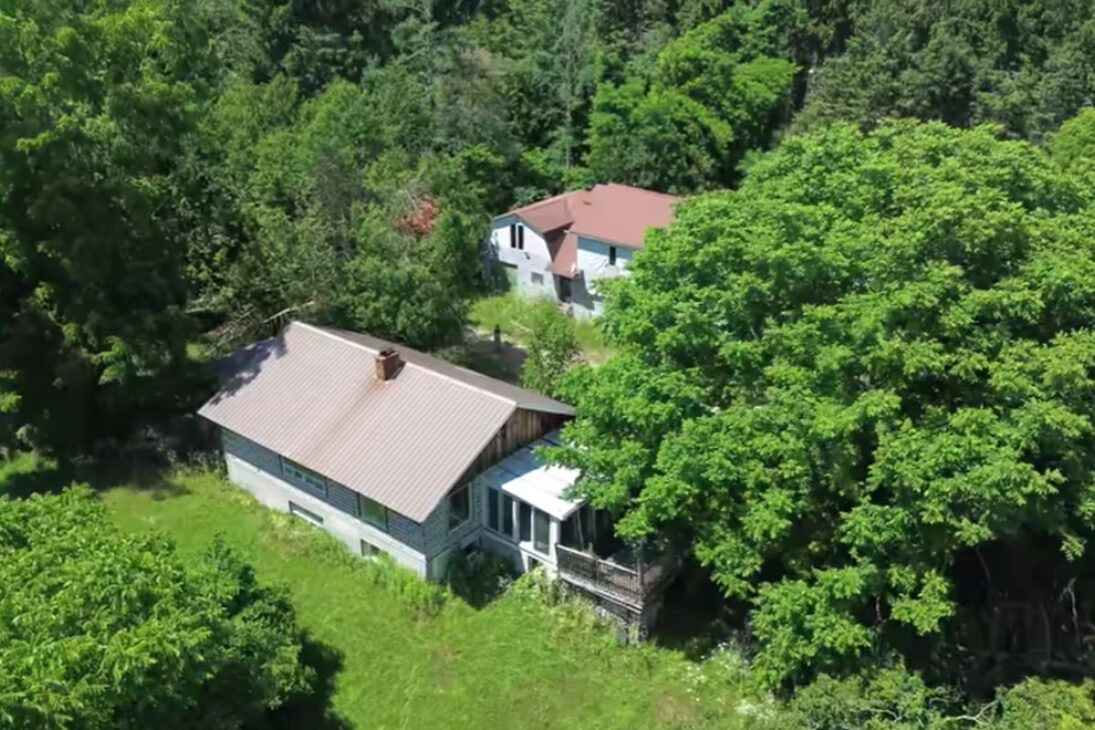 Limpieza de una granja abandonada revela senderos conectados a un lago escondido, huerto productivo y vestigios de munición, reconstituyendo el pasado enigmático de un área usada para entrenamiento y supervivencia