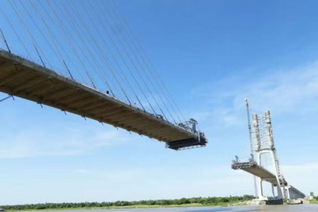 nueva puente de la Ruta Bioceánica sobre el Río Paraguay conecta Mato Grosso do Sul con Paraguay y promete cortar 12 a 17 días hasta China, con 101 metros para el beso de las aduelas y entrega prevista para agosto de 2026.