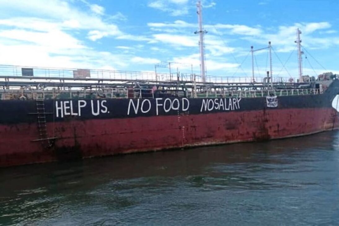 Petroleros abandonados revelan cómo flotas paralelas, sanciones internacionales y salarios atrasados dejan marineros atrapados en el mar, exponiendo una crisis silenciosa en el transporte marítimo global.