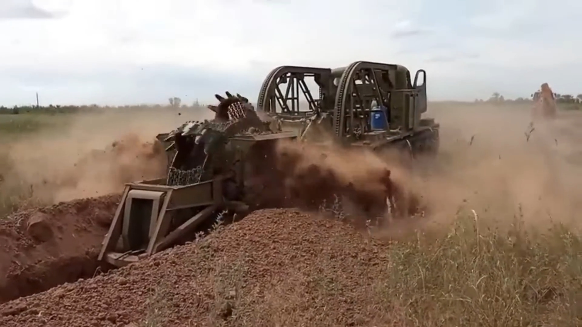 Com quase 30 toneladas, capaz de escavar até 900 metros de trincheiras por hora e baseada em chassi de tanque, a BTM-3 revela como a União Soviética transformou engenharia pesada em arma estratégica para guerras convencionais e nucleares