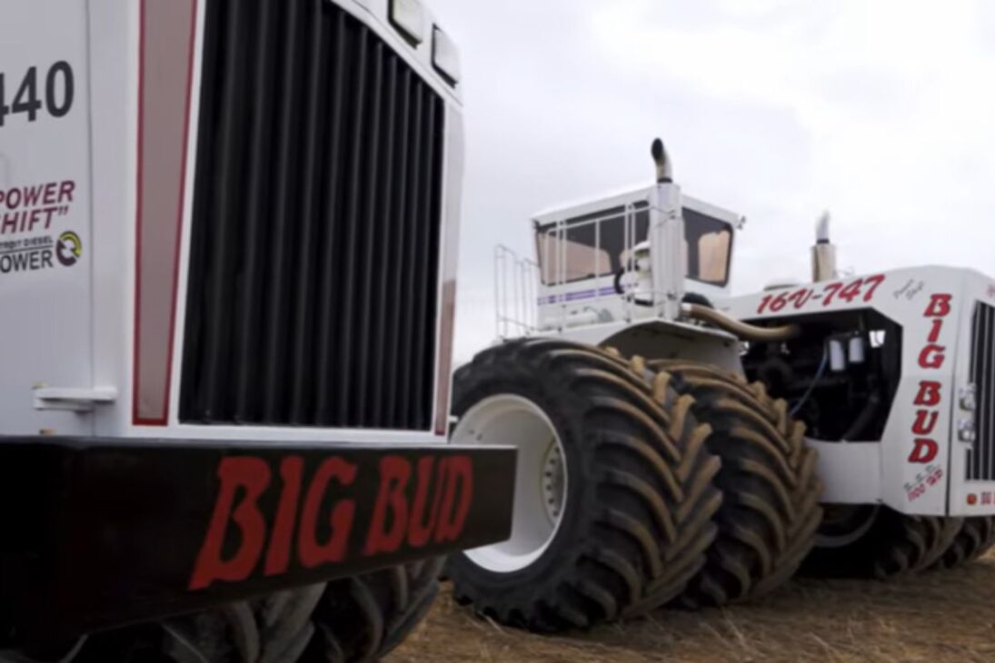 Big Bud 747, mayor tractor del mundo, vuelve de la mano de Big Equipment e inspira el tractor gigante Big Bud 700, reavivando el mayor tractor del mundo.