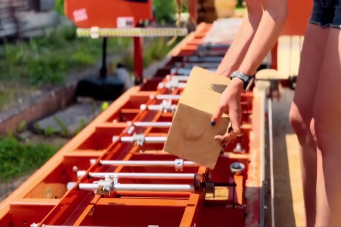 El proceso de las tejas artesanales comienza en la madera bruta, pasa por alto desperdicio, exige apilamiento técnico en cada paquete y explica por qué estas cubiertas duraderas cuestan más de lo que parecen a primera vista.