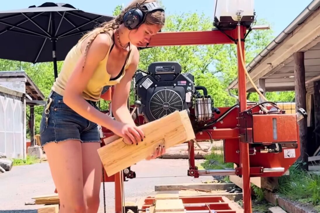 El proceso de las tejas artesanales comienza en la madera bruta, pasa por alto desperdicio, exige apilamiento técnico en cada paquete y explica por qué estas cubiertas duraderas cuestan más de lo que parecen a primera vista.