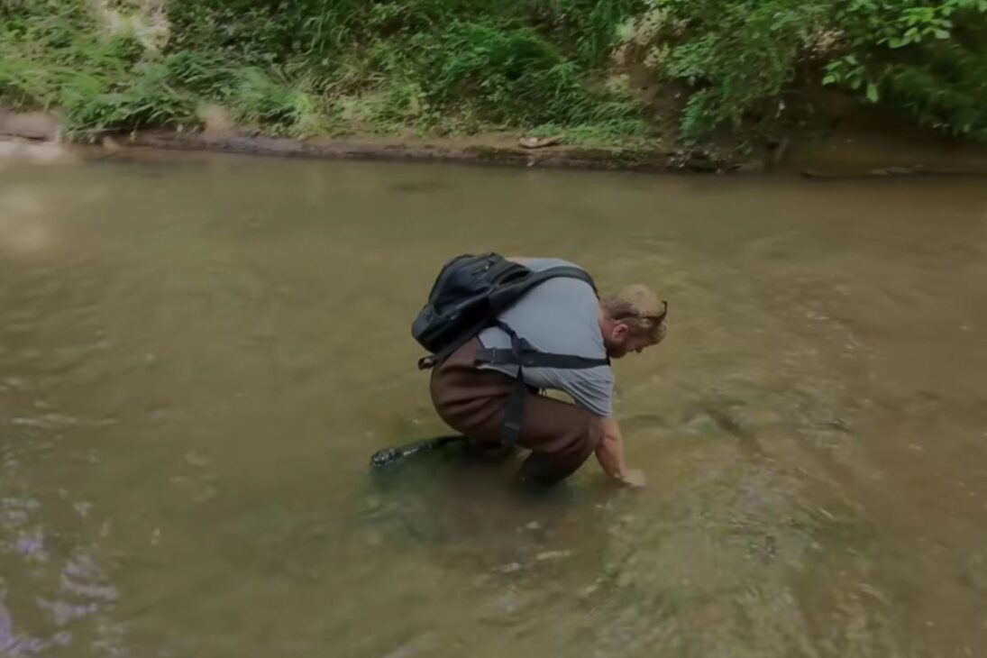 Reliquia histórica encontrada en el río expone cómo el lodo de ciudades fantasma preserva y destruye. Cazador de tesoros relata daños, fechas y dilemas entre colección y arqueología.