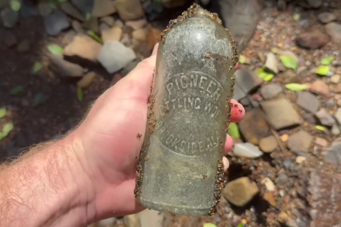 Reliquia histórica encontrada en el río expone cómo el lodo de ciudades fantasma preserva y destruye. Cazador de tesoros relata daños, fechas y dilemas entre colección y arqueología.