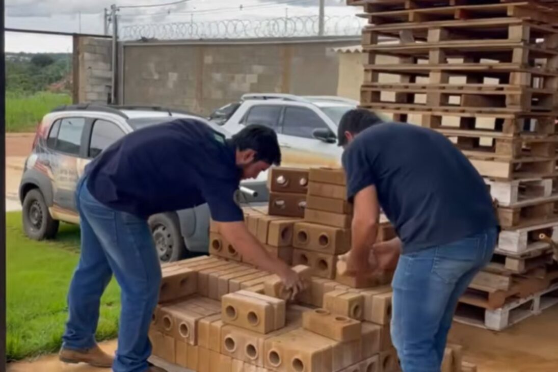 Mira Cómo Construir Una Casa De Ladrillo Ecológico Con Financiación De La Caixa, Pasando En La Medición De La Caixa, Del Barracón De Obra Al Lote Financiado.