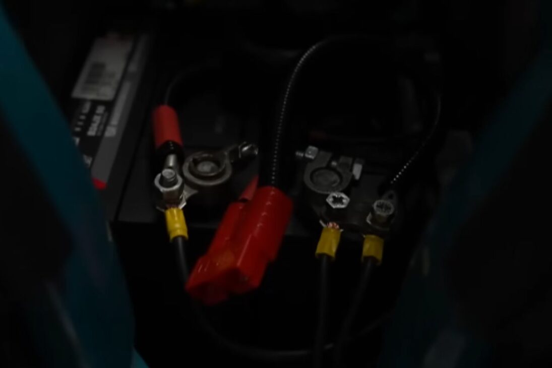 El coche más delgado del mundo nace en un desguace en Italia; la invención italiana se convierte en un coche eléctrico exclusivo y rápidamente se vuelve una fiebre en internet.