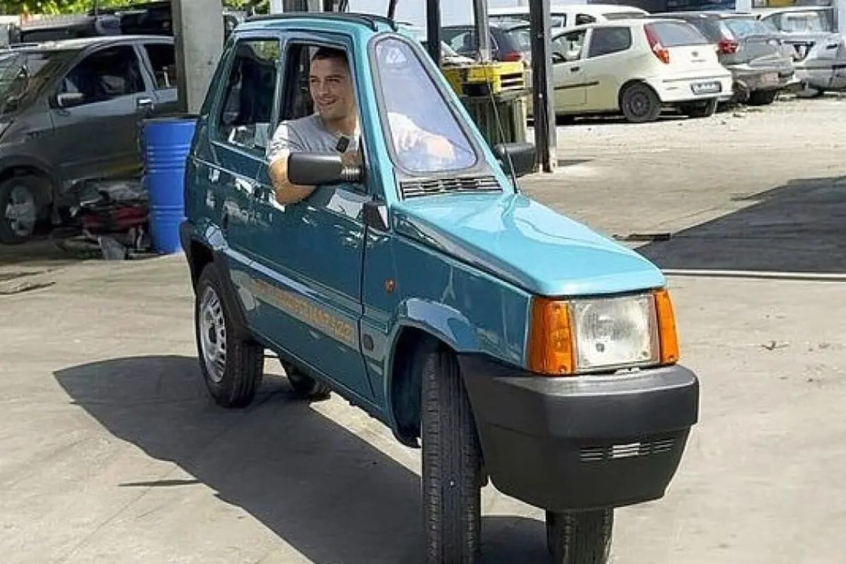 Carro mais fino do mundo tem só 50 cm italiano corta modelo 1993 ao meio, monta elétrico de 260 kg, chega a 15 kmh e vira febre na internet