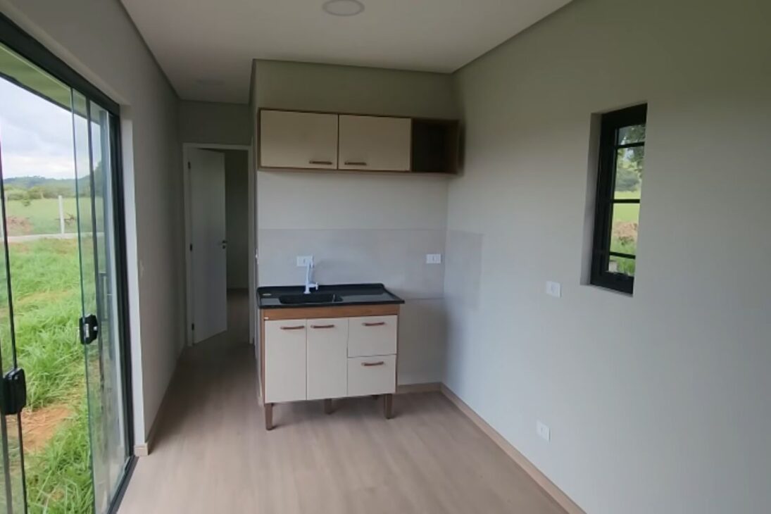 Casa contenedor de 30 m² con dos dormitorios, sala y cocina integradas se convierte en casa de campo lista en Estiva (MG).