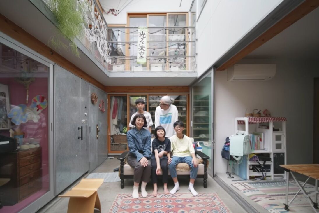 Casa familiar al aire libre en 57 m²: patio central sin techo con lona retráctil, cocina en L compacta y terraza técnica que controla clima, rutina y privacidad en Tokio, mostrando cómo las reglas urbanas se convierten en método de vivir.