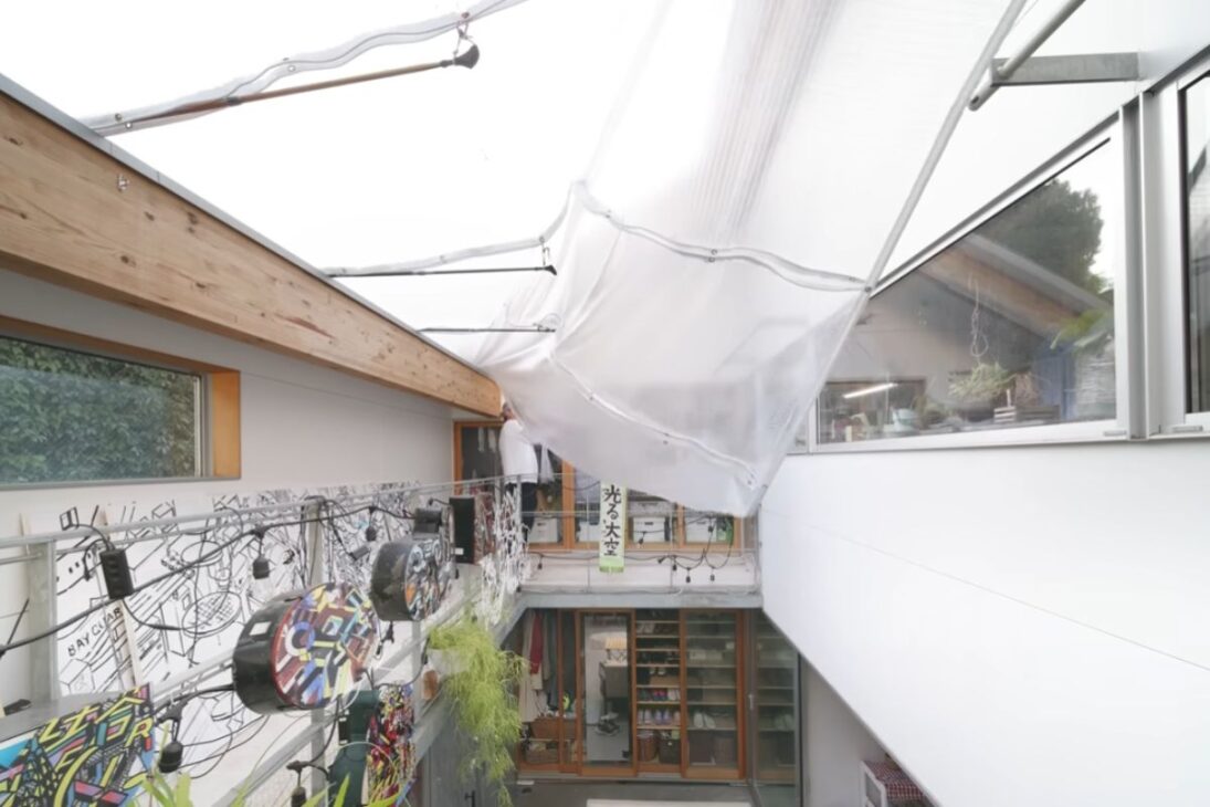 Casa familiar al aire libre en 57 m²: patio central sin techo con lona retráctil, cocina en L compacta y terraza técnica que controla clima, rutina y privacidad en Tokio, mostrando cómo las reglas urbanas se convierten en método de vivir.