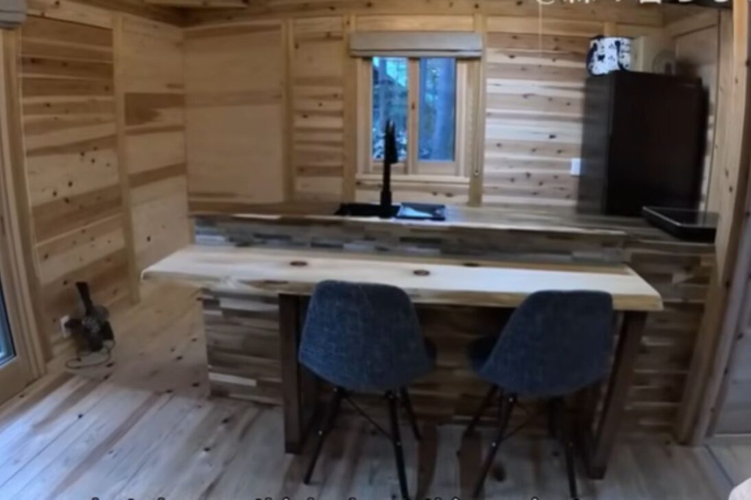 Casa de madera se convierte en casa minimalista con fachada gris, aislamiento térmico e interior en madera planificado para la jubilación.