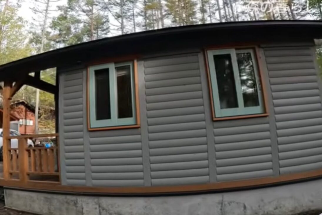 Casa de madera se convierte en casa minimalista con fachada gris, aislamiento térmico e interior en madera planificado para la jubilación.