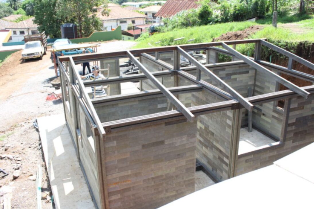 ladrillos de plástico reciclado en Colombia: Guapi se convierte en prueba de construcción rápida para vivienda de emergencia, con costo y seguridad sísmica en foco.