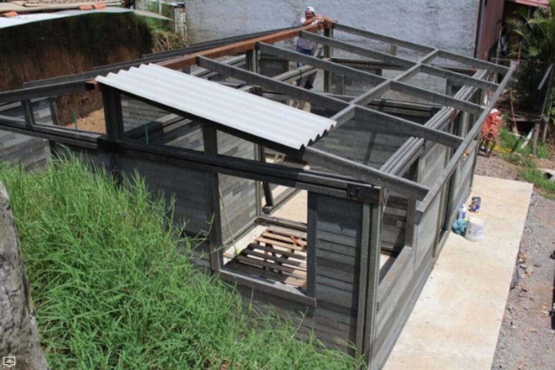 ladrillos de plástico reciclado en Colombia: Guapi se convierte en prueba de construcción rápida para vivienda de emergencia, con costo y seguridad sísmica en foco.