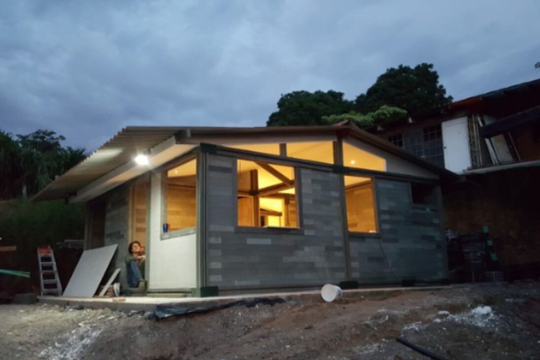 ladrillos de plástico reciclado en Colombia: Guapi se convierte en prueba de construcción rápida para vivienda de emergencia, con costo y seguridad sísmica en foco.