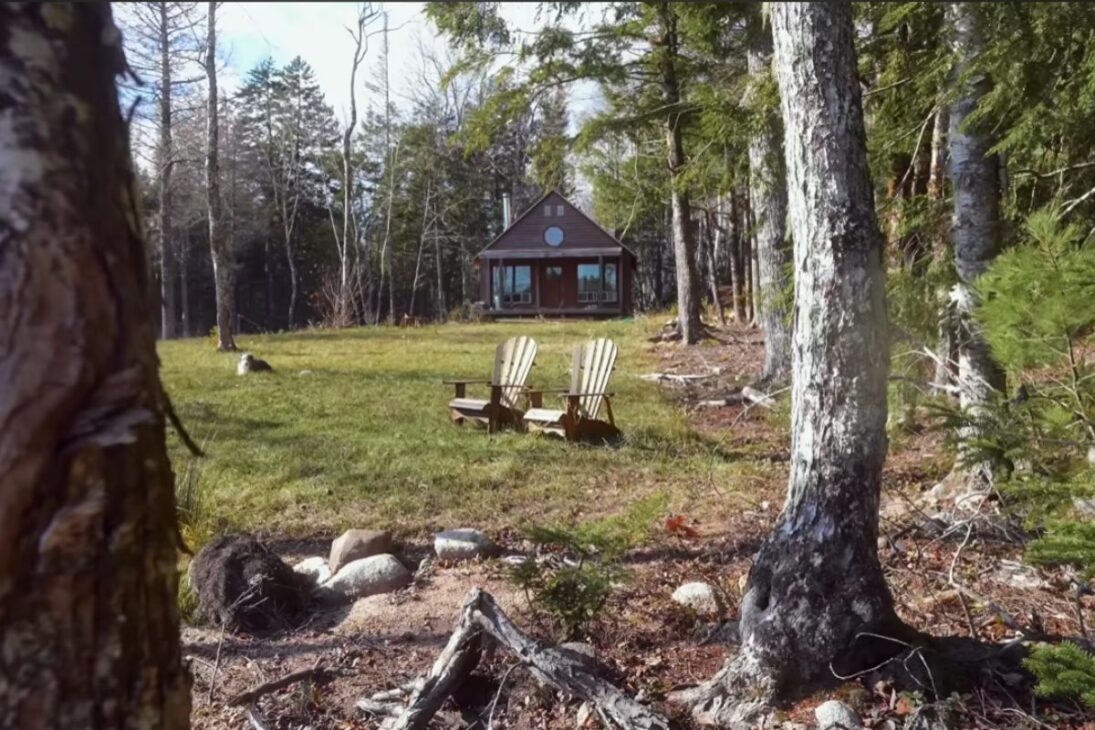 casa abandonada na Nova Escócia, Canadá, à beira de lago, expõe mofo, telhado vazando e falhas no espaço rastejante, mostrando como a vida fora da rede depende de drenagem e ventilação para não perder a estrutura.