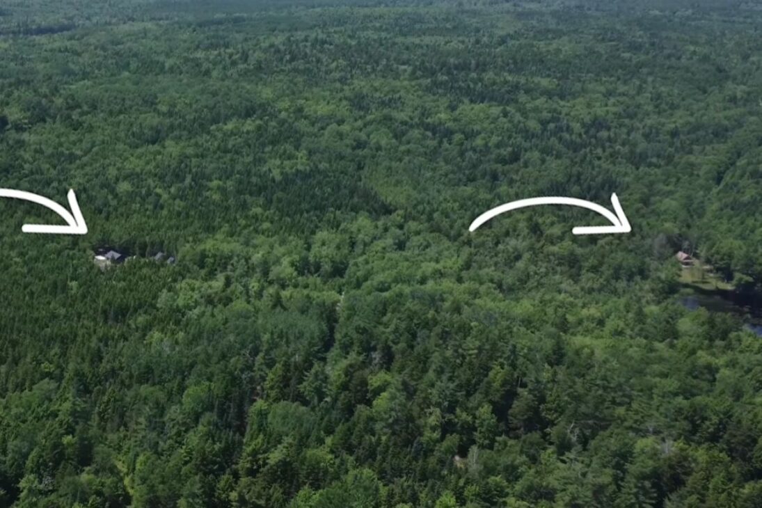 casa abandonada na Nova Escócia, Canadá, à beira de lago, expõe mofo, telhado vazando e falhas no espaço rastejante, mostrando como a vida fora da rede depende de drenagem e ventilação para não perder a estrutura.