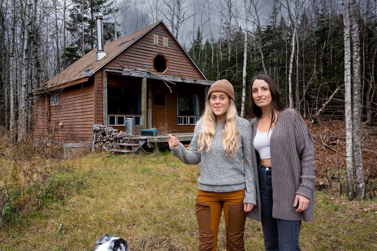 casa abandonada na Nova Escócia, Canadá, à beira de lago, expõe mofo, telhado vazando e falhas no espaço rastejante, mostrando como a vida fora da rede depende de drenagem e ventilação para não perder a estrutura.