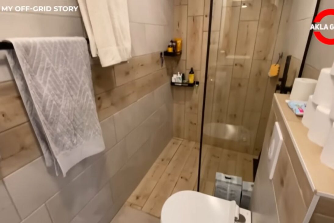 Minicasa En Granja Abandonada Con Fundación Sólida, Estructura De Madera Y Techo Impermeable; De Cero Al Acabado En Etapas.