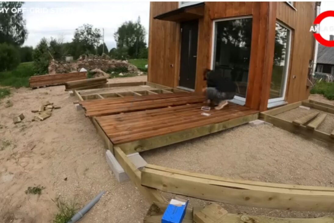Minicasa En Granja Abandonada Con Fundación Sólida, Estructura De Madera Y Techo Impermeable; De Cero Al Acabado En Etapas.