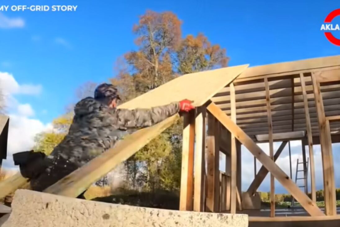 Minicasa En Granja Abandonada Con Fundación Sólida, Estructura De Madera Y Techo Impermeable; De Cero Al Acabado En Etapas.