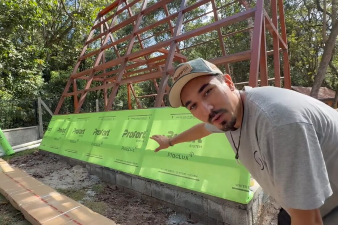 chalé con foco en estructura, manta, telhado y piso, mostrando como una pareja organizó etapas en 7 días, cuáles decisiones sostienen la obra y dónde el cronograma más estresa cuando el cierre necesita suceder rápido.