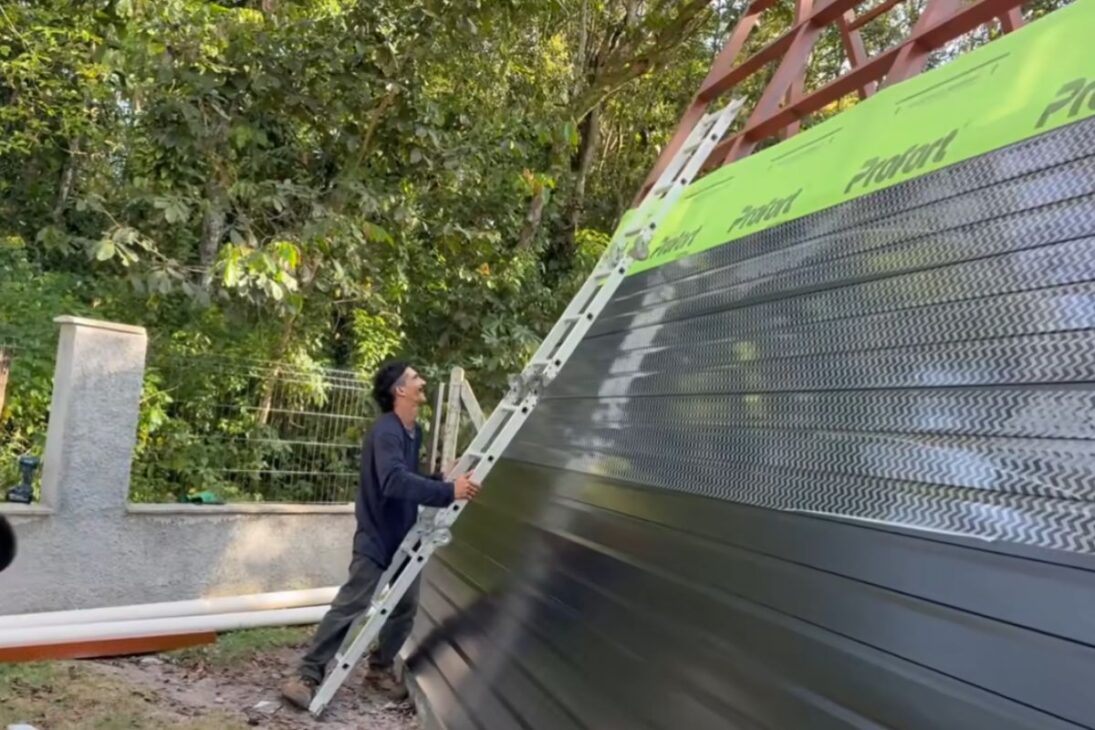 chalé con foco en estructura, manta, telhado y piso, mostrando cómo una pareja organizó etapas en 7 días, cuáles decisiones sostienen la obra y dónde el cronograma más estresa cuando el cierre necesita suceder rápido.