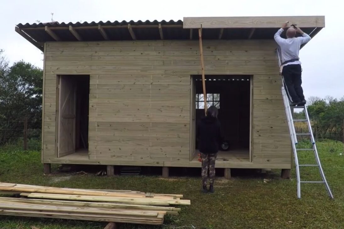 mini casa de madera 3x6 muestra costo con telhado, elétrica, isolamento e mão de obra fora da conta final de R$ 7.835 em projeto quase pronto.