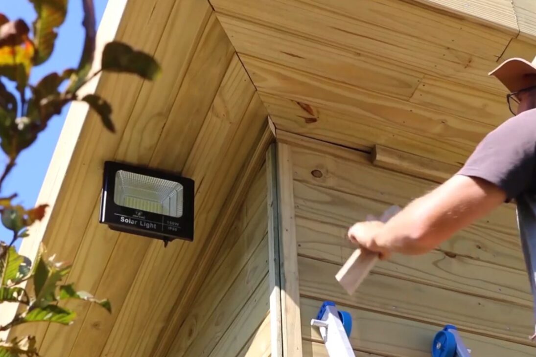 mini casa de madera 3x6 muestra costo con telhado, elétrica, isolamento e mão de obra fora da conta final de R$ 7.835 em projeto quase pronto.