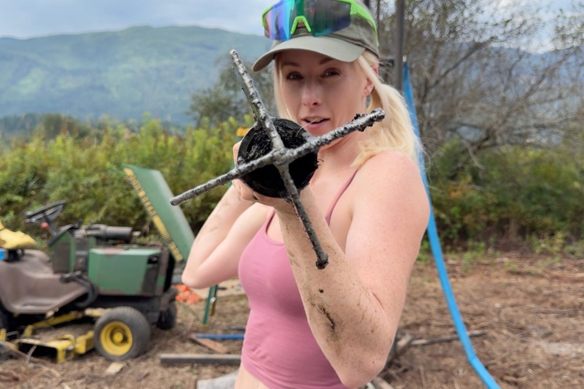 Entenda como um poço de 15 metros foi viabilizado com perfuratriz, lama, guincho e tubos rosqueados, e por que vazamentos, filtragem e pressão definem o resultado em terreno off grid.