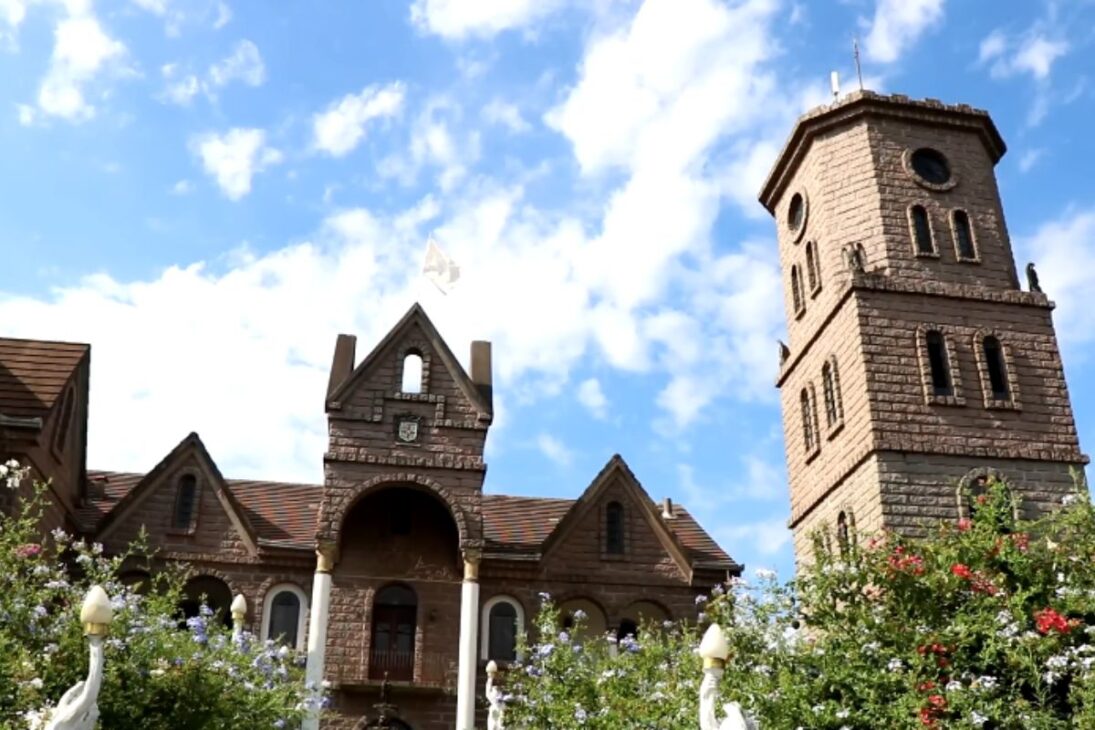 Historia de padre y padre que levantaron castillo de piedra en Santa Catarina; hoy el castillo en Treze de Maio es castillo turístico y castillo abierto al público.