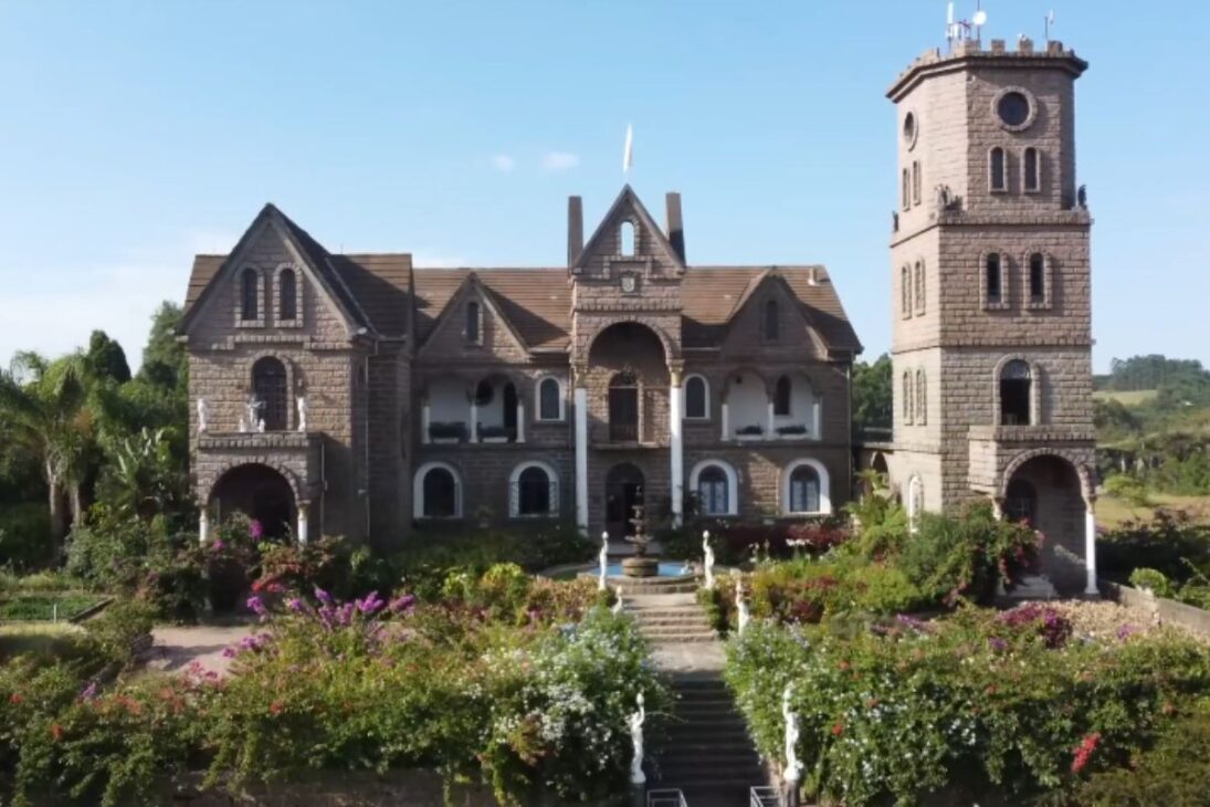 Historia de padre y padre que levantaron castillo de piedra en Santa Catarina; hoy el castillo en Treze de Maio es castillo turístico y castillo abierto al público.
