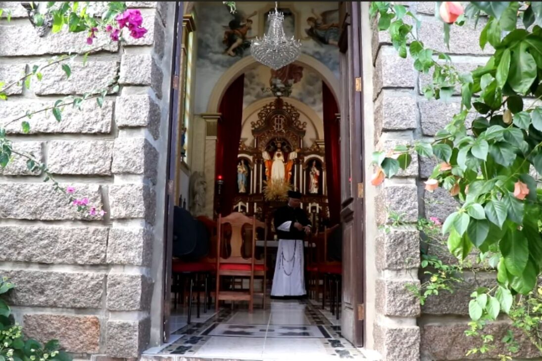Historia de padre y padre que levantaron castillo de piedra en Santa Catarina; hoy el castillo en Treze de Maio es castillo turístico y castillo abierto al público.