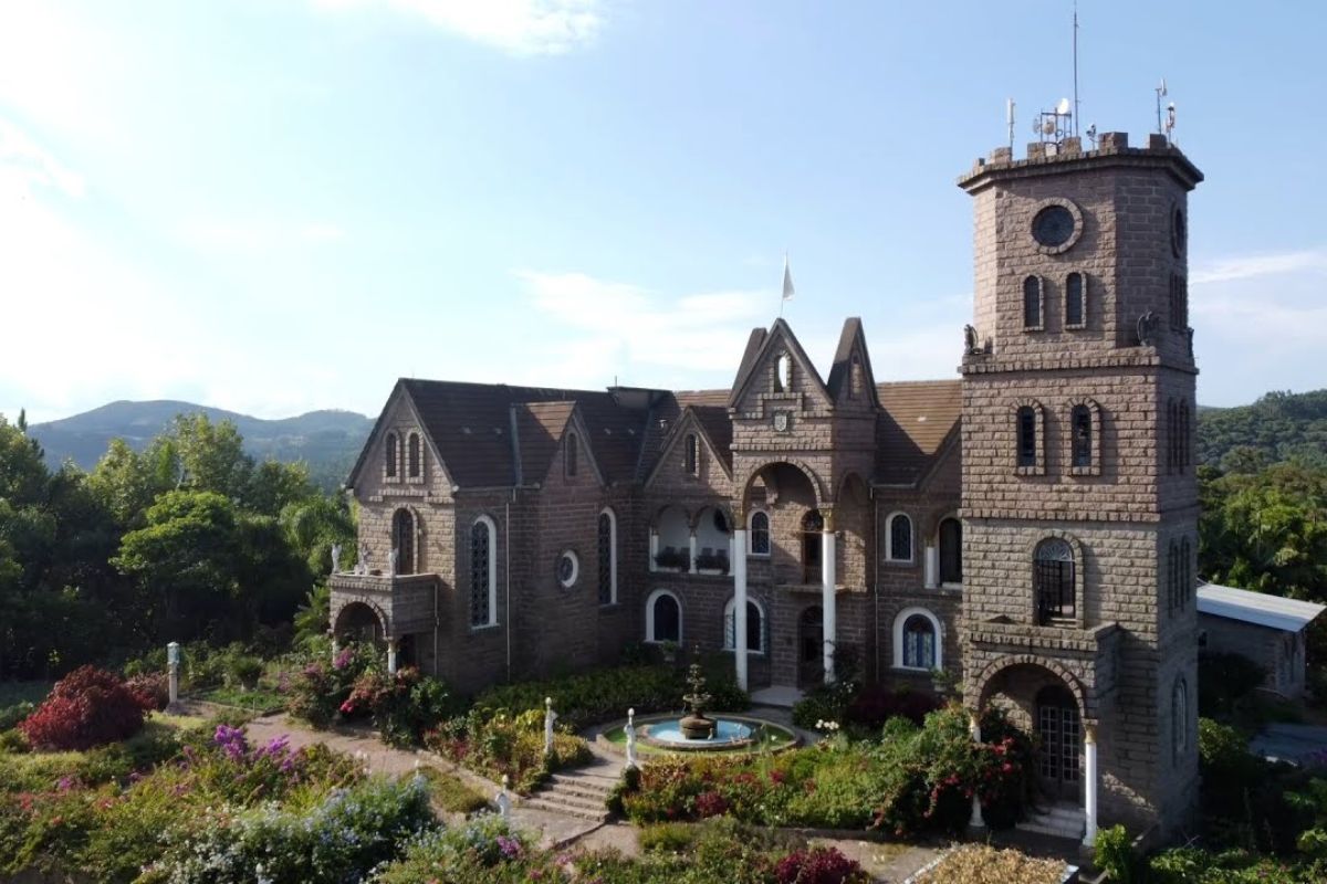 Castelo de pedra em Treze de Maio impressiona padre e pai de 82 anos erguem sonho desde 1999 com 300 caminhões de rochas, 1.500 m², capela, biodigestor e visitas abertas ao público